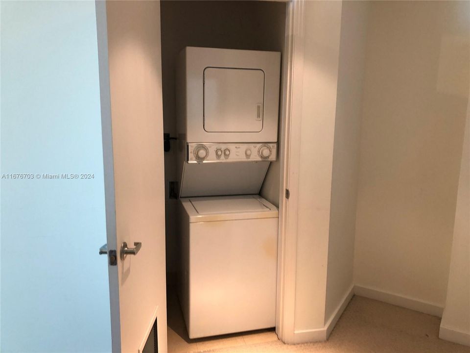 For Sale: $359,000 (1 beds, 1 baths, 657 Square Feet)