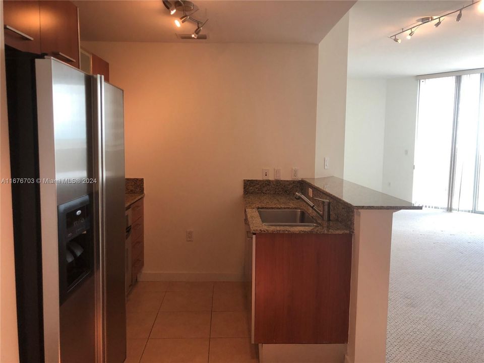 For Sale: $359,000 (1 beds, 1 baths, 657 Square Feet)