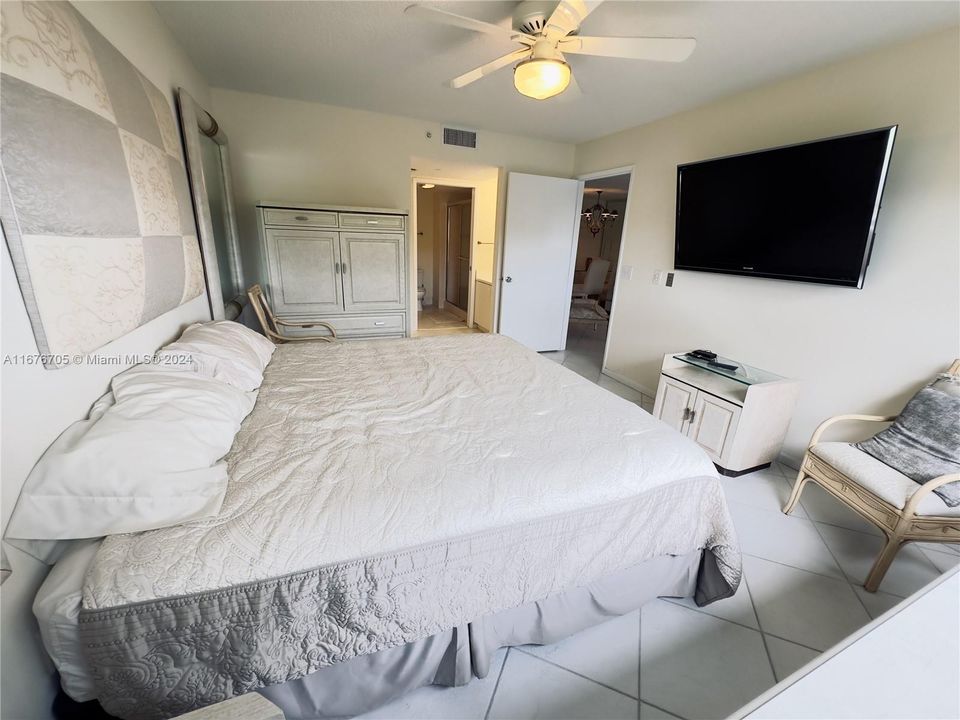 Active With Contract: $2,200 (2 beds, 2 baths, 1207 Square Feet)