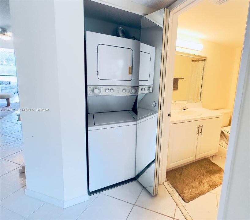 Active With Contract: $2,200 (2 beds, 2 baths, 1207 Square Feet)