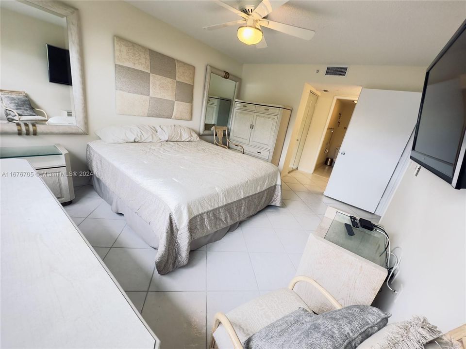 Active With Contract: $2,200 (2 beds, 2 baths, 1207 Square Feet)