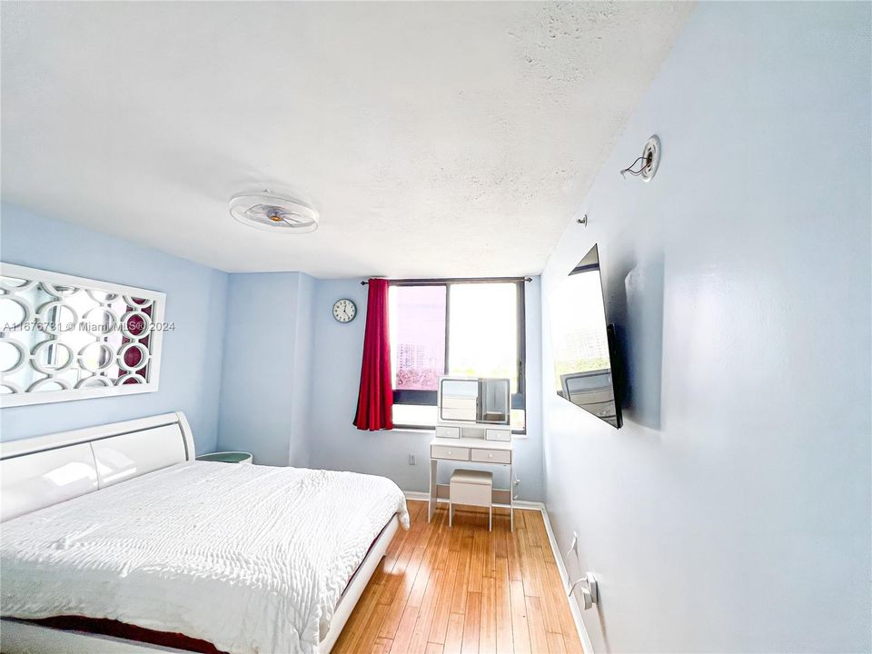 For Sale: $949,000 (2 beds, 2 baths, 1262 Square Feet)