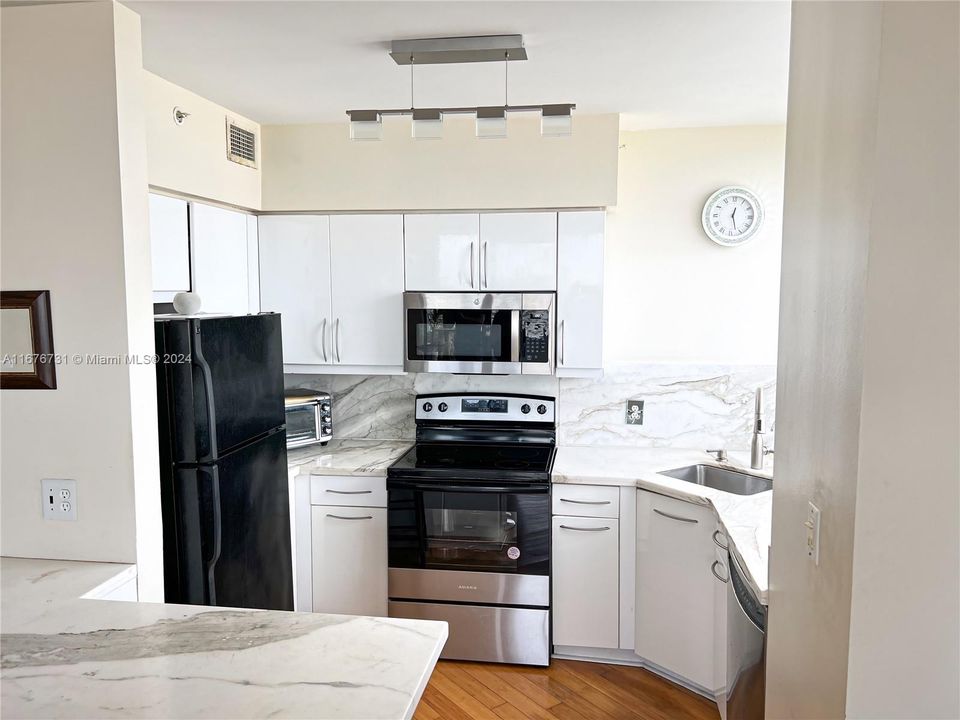 For Sale: $949,000 (2 beds, 2 baths, 1262 Square Feet)