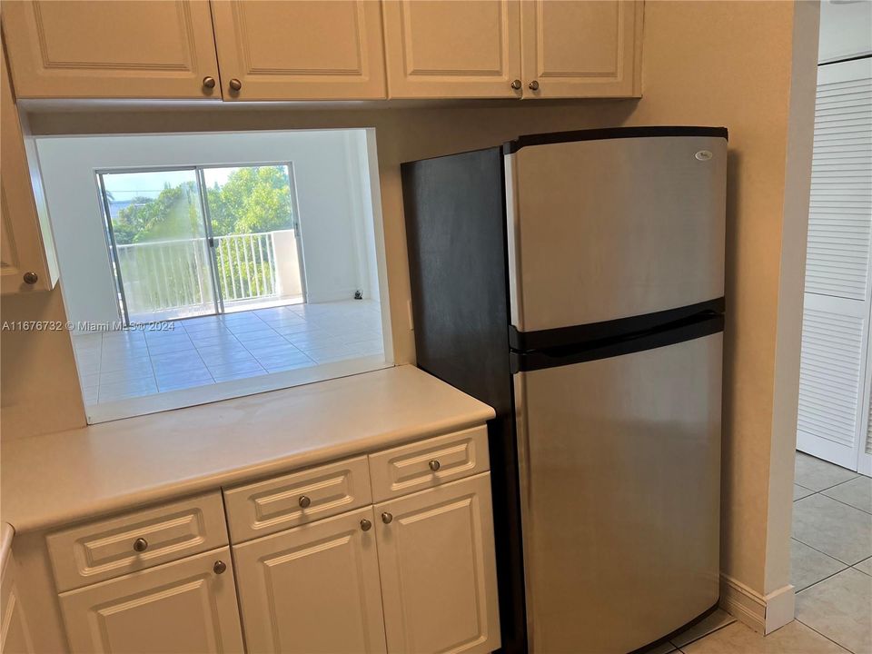 For Rent: $2,250 (1 beds, 1 baths, 827 Square Feet)