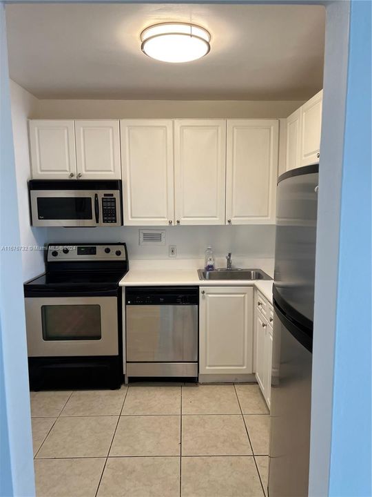 For Rent: $2,250 (1 beds, 1 baths, 827 Square Feet)