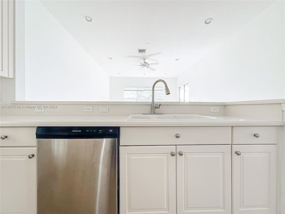 Recently Sold: $529,999 (5 beds, 4 baths, 3502 Square Feet)