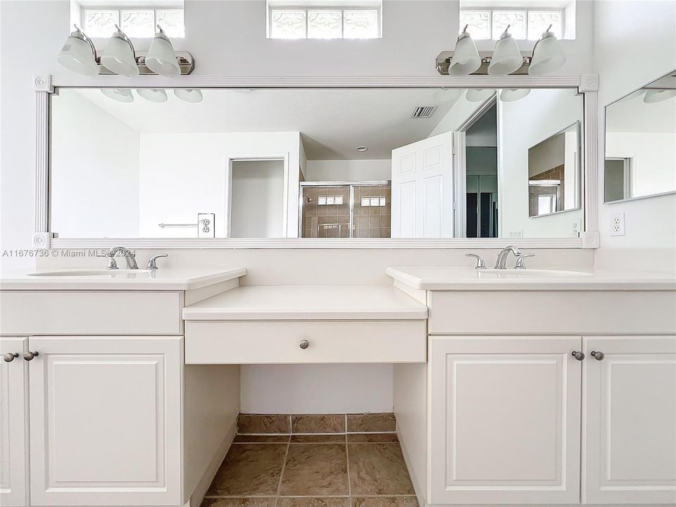 Recently Sold: $529,999 (5 beds, 4 baths, 3502 Square Feet)