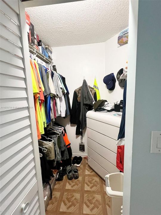 Walk in closet 2