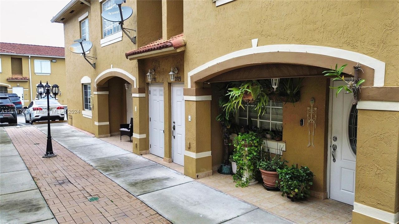 For Sale: $340,000 (2 beds, 2 baths, 930 Square Feet)