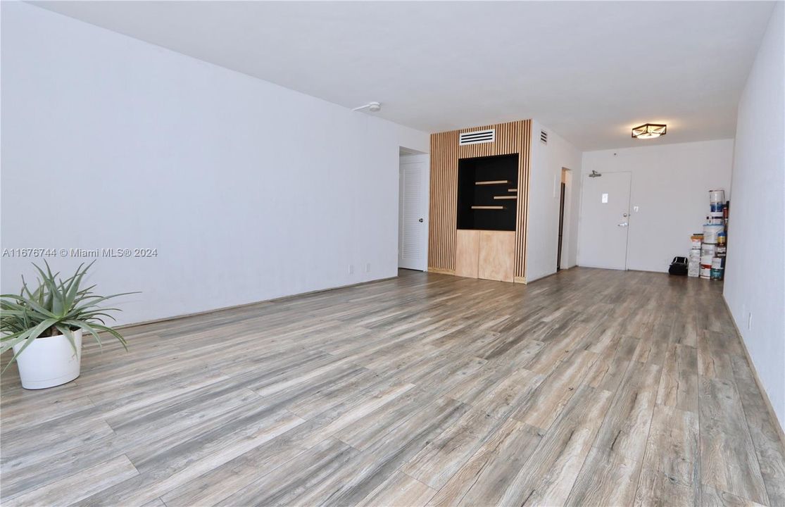 For Sale: $419,400 (1 beds, 1 baths, 837 Square Feet)