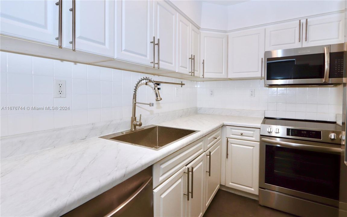 For Sale: $419,400 (1 beds, 1 baths, 837 Square Feet)