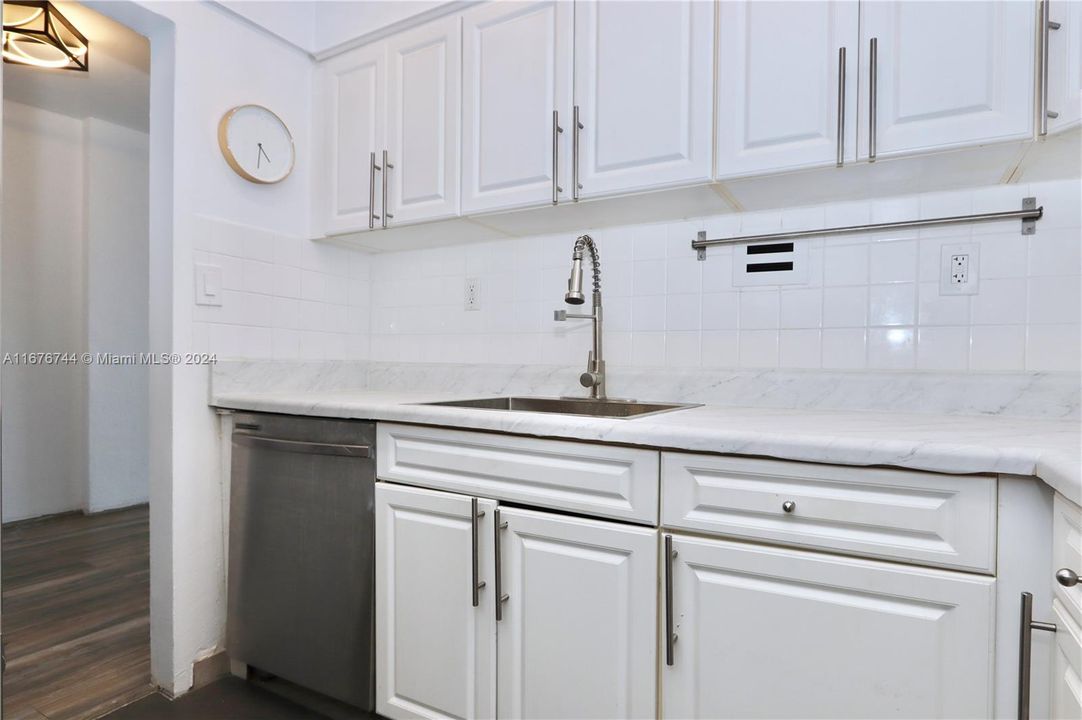 For Sale: $419,400 (1 beds, 1 baths, 837 Square Feet)