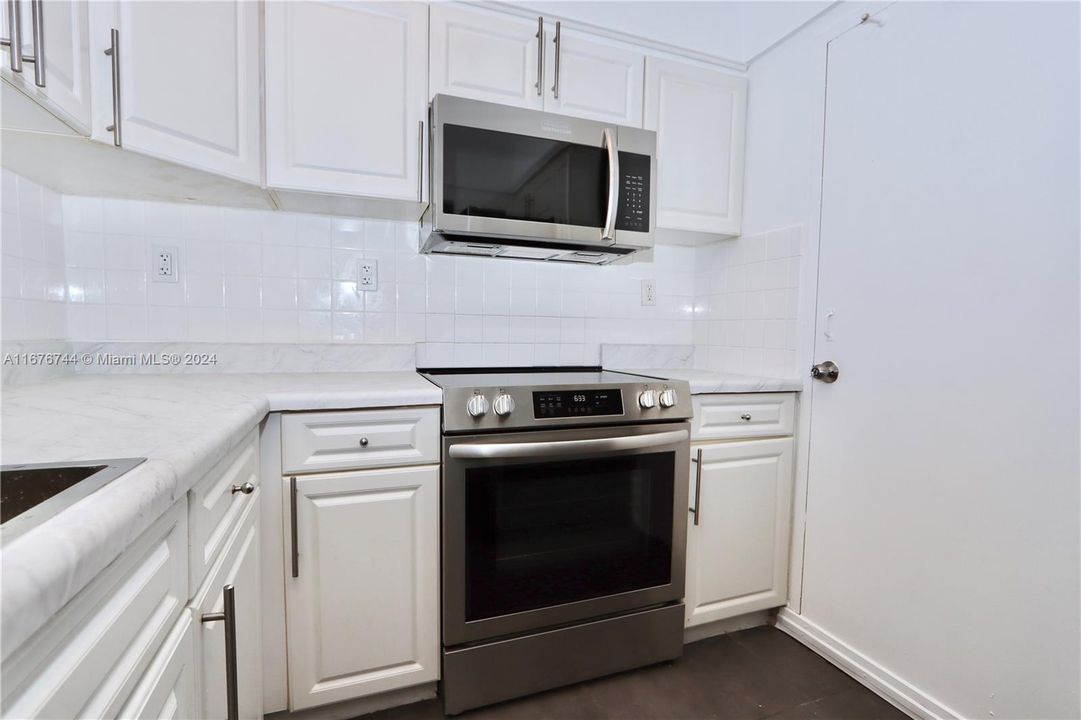 For Sale: $419,400 (1 beds, 1 baths, 837 Square Feet)