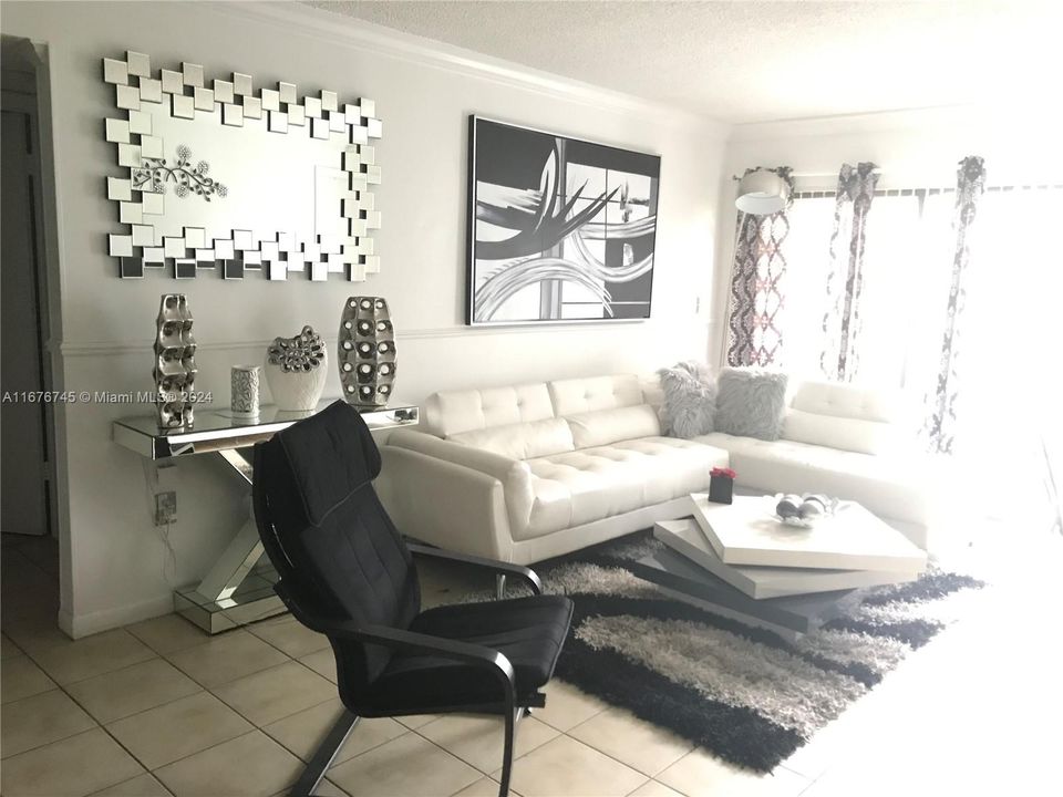 For Rent: $2,250 (2 beds, 2 baths, 945 Square Feet)