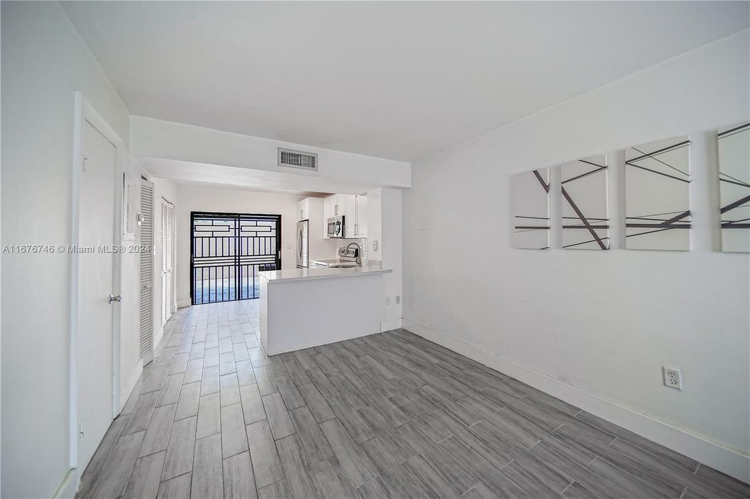 For Sale: $289,000 (1 beds, 1 baths, 669 Square Feet)