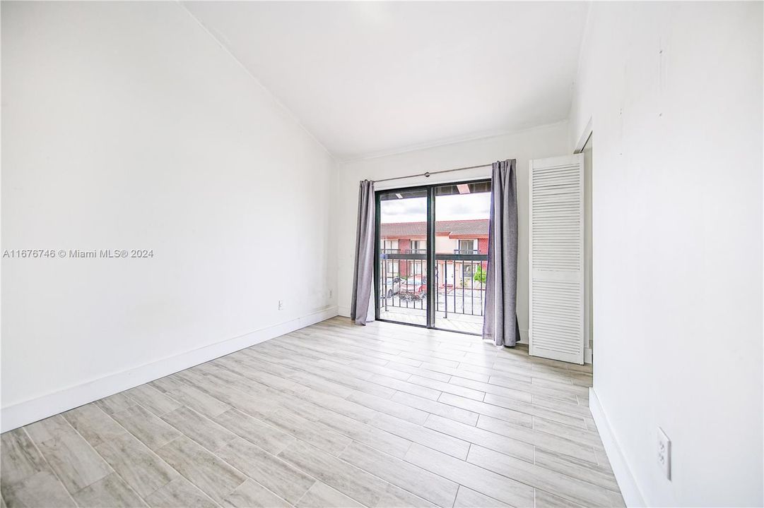 For Sale: $289,000 (1 beds, 1 baths, 669 Square Feet)