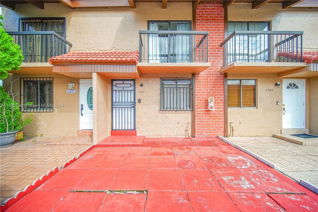 For Sale: $289,000 (1 beds, 1 baths, 669 Square Feet)