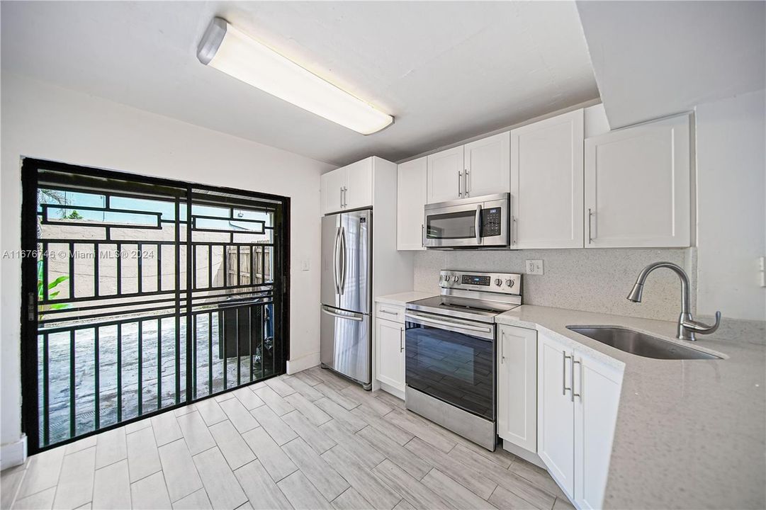 For Sale: $289,000 (1 beds, 1 baths, 669 Square Feet)