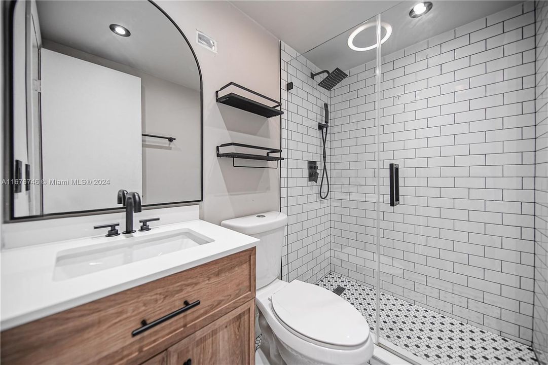 For Sale: $289,000 (1 beds, 1 baths, 669 Square Feet)