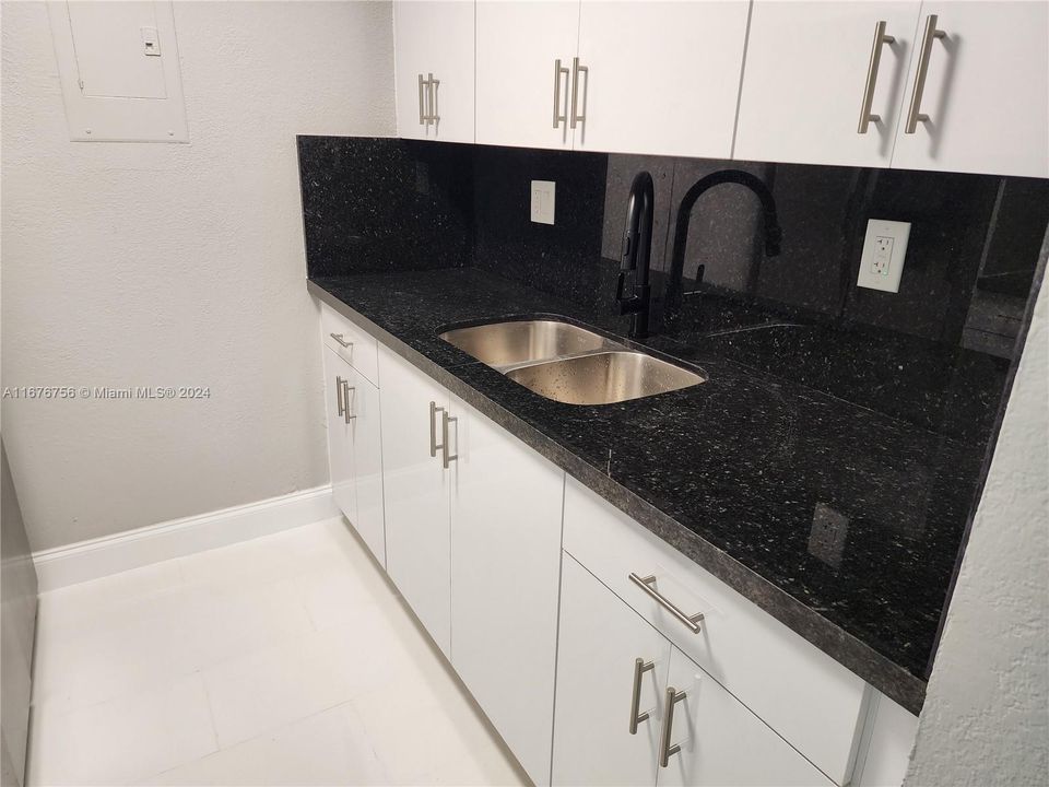 For Rent: $1,900 (1 beds, 1 baths, 583 Square Feet)