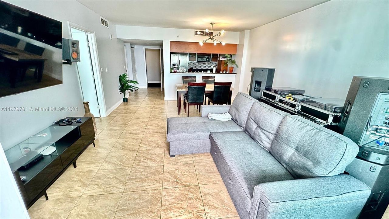 For Sale: $465,000 (1 beds, 1 baths, 822 Square Feet)