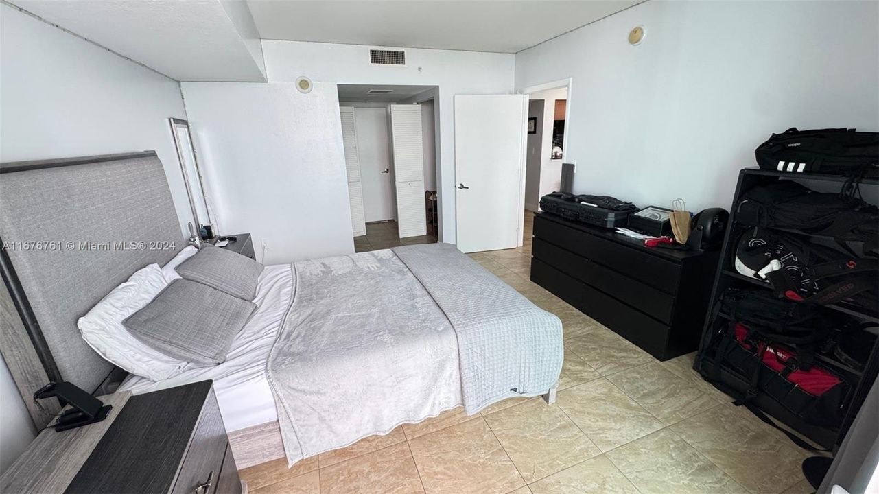 For Sale: $465,000 (1 beds, 1 baths, 822 Square Feet)