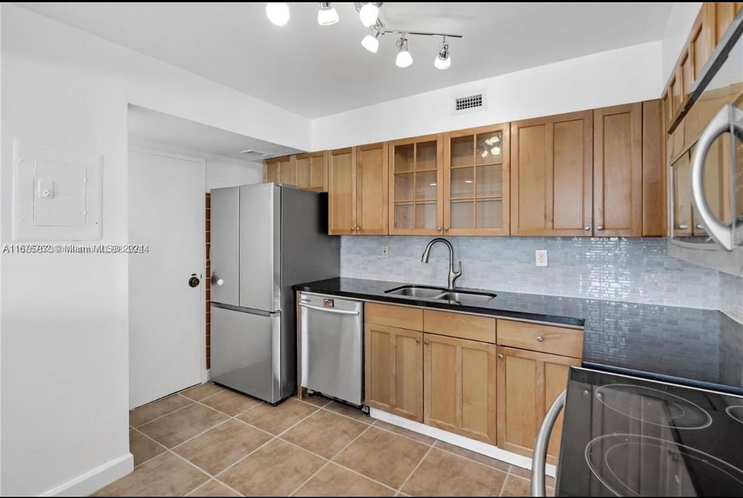 For Rent: $3,800 (3 beds, 2 baths, 1200 Square Feet)