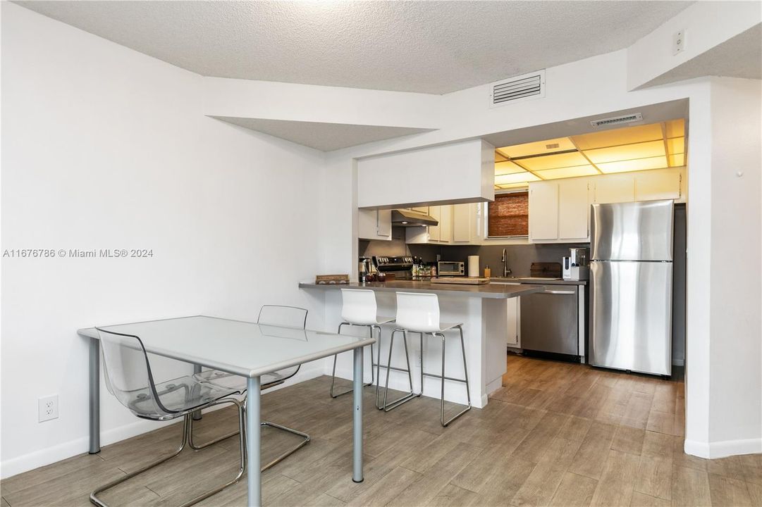 For Rent: $1,900 (1 beds, 1 baths, 710 Square Feet)