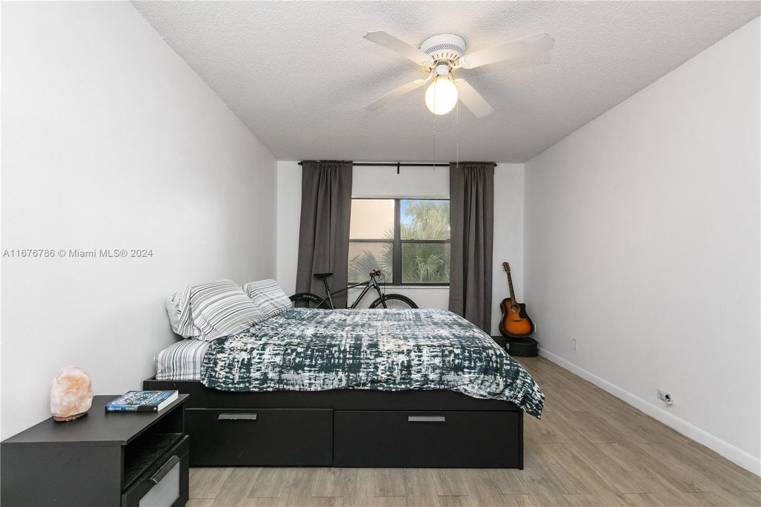 For Rent: $1,900 (1 beds, 1 baths, 710 Square Feet)