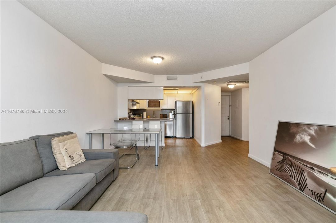 For Rent: $1,900 (1 beds, 1 baths, 710 Square Feet)