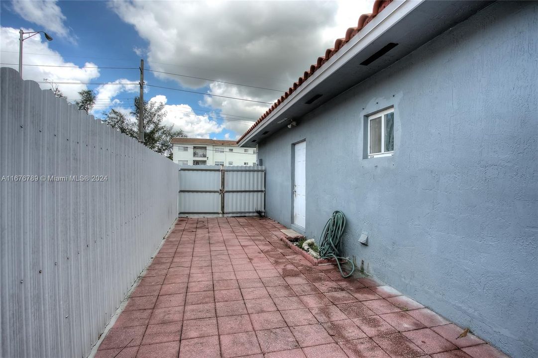 En Venta: $770,000 (5 camas, 3 baños, 1981 Pies cuadrados)