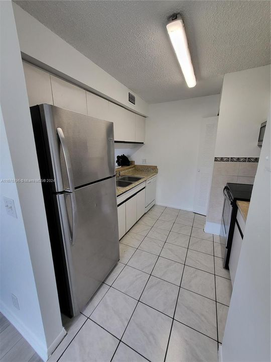 For Rent: $2,250 (2 beds, 2 baths, 985 Square Feet)