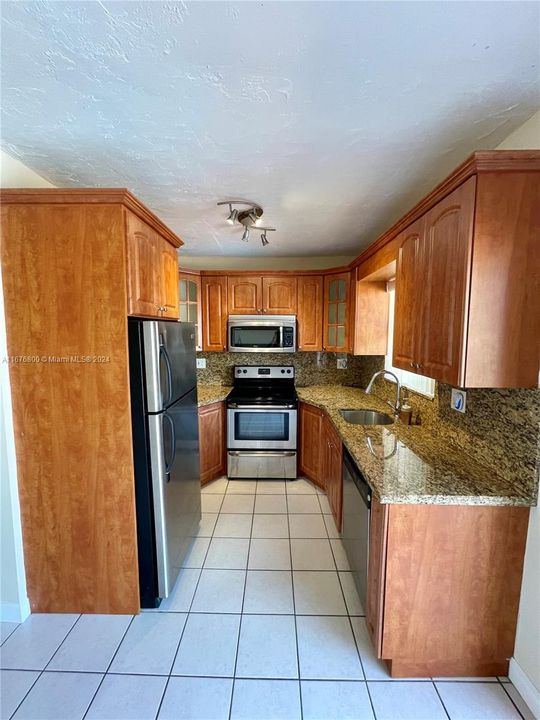 For Rent: $2,200 (2 beds, 2 baths, 942 Square Feet)