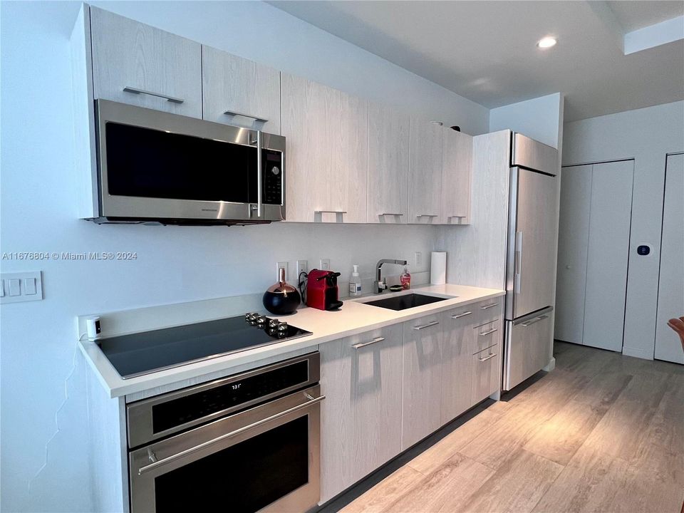 For Sale: $550,000 (1 beds, 1 baths, 684 Square Feet)