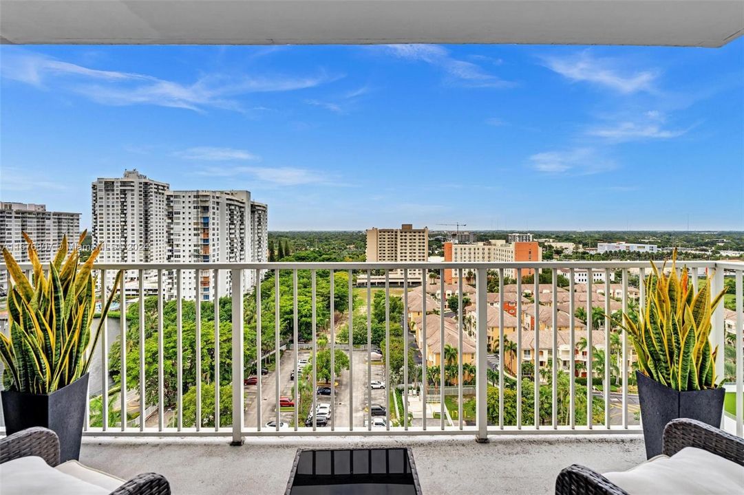 For Sale: $339,900 (1 beds, 2 baths, 1066 Square Feet)