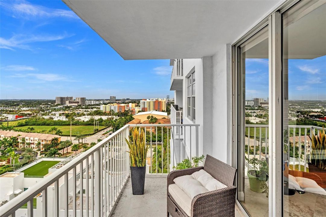 For Sale: $339,900 (1 beds, 2 baths, 1066 Square Feet)