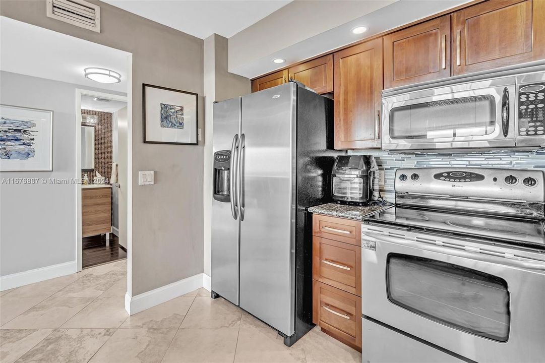 For Sale: $339,900 (1 beds, 2 baths, 1066 Square Feet)