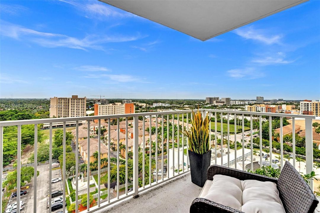 For Sale: $339,900 (1 beds, 2 baths, 1066 Square Feet)