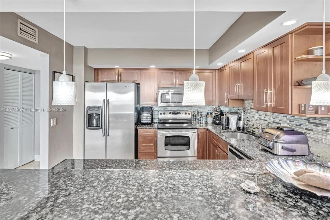 For Sale: $339,900 (1 beds, 2 baths, 1066 Square Feet)