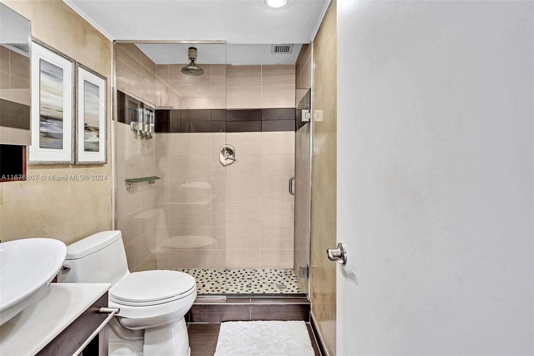 For Sale: $339,900 (1 beds, 2 baths, 1066 Square Feet)