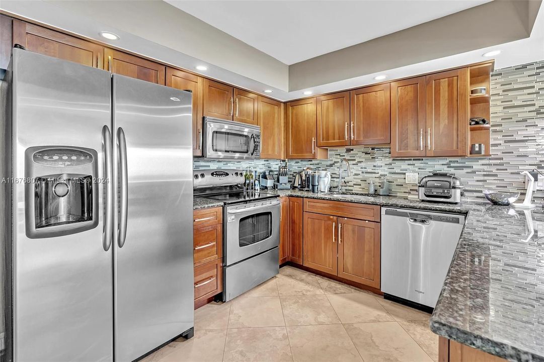 For Sale: $339,900 (1 beds, 2 baths, 1066 Square Feet)