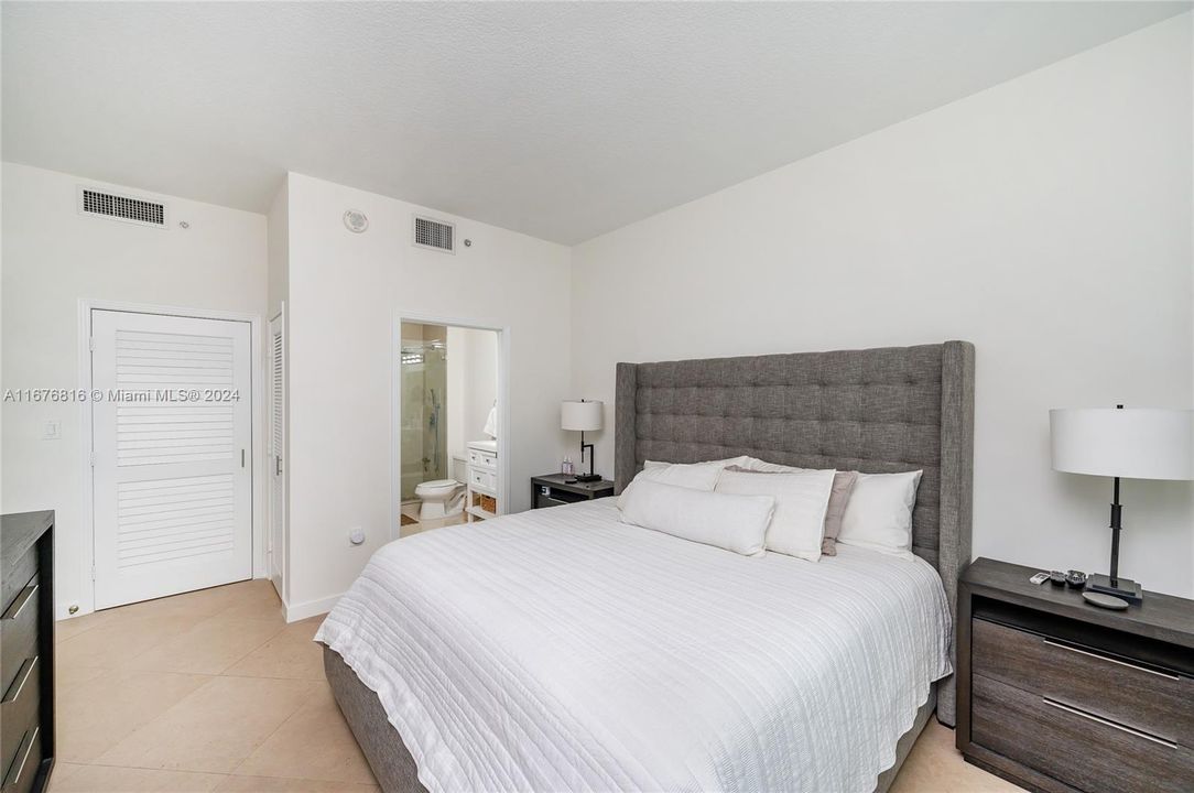 For Sale: $499,900 (2 beds, 2 baths, 1150 Square Feet)