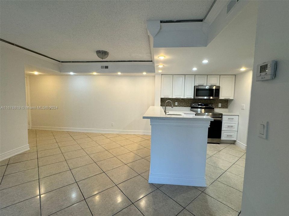 For Sale: $275,000 (2 beds, 2 baths, 986 Square Feet)