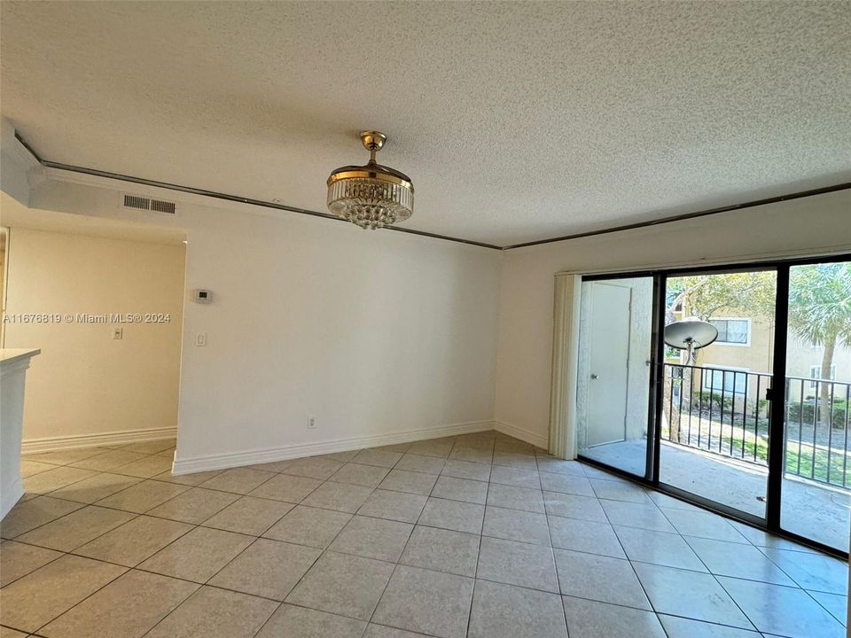 For Sale: $275,000 (2 beds, 2 baths, 986 Square Feet)