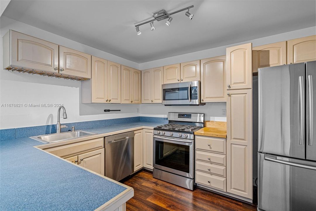 Cabinets with pull-out drawers and pantry!