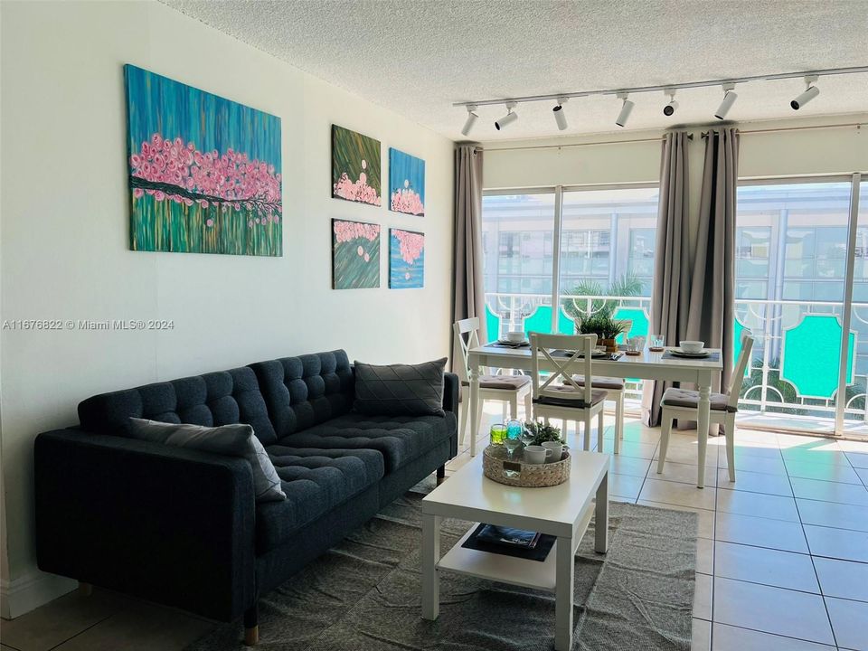 For Sale: $549,000 (1 beds, 1 baths, 672 Square Feet)