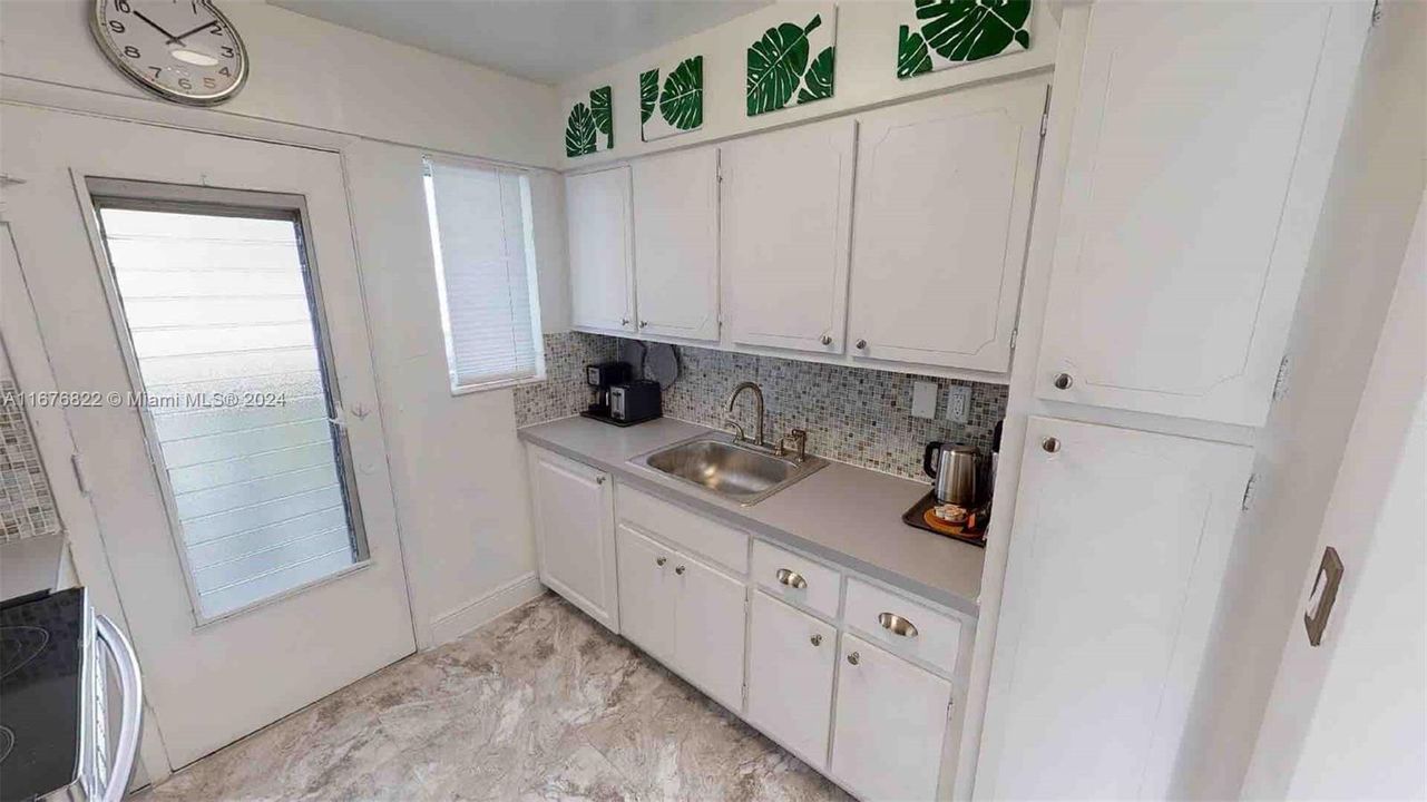 For Sale: $549,000 (1 beds, 1 baths, 672 Square Feet)