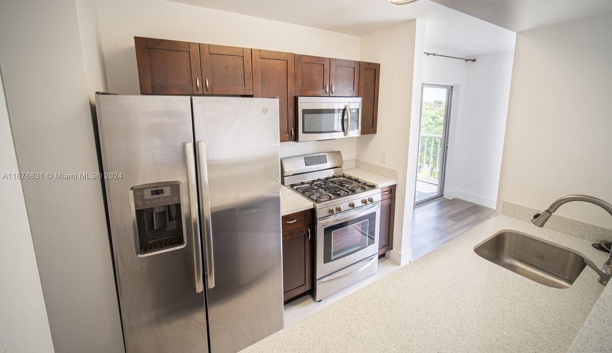 For Sale: $310,000 (2 beds, 2 baths, 1093 Square Feet)