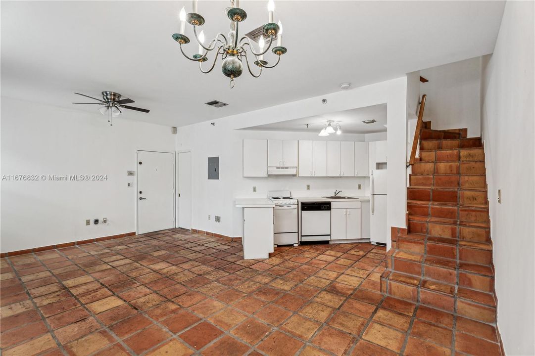 For Sale: $375,000 (2 beds, 1 baths, 790 Square Feet)