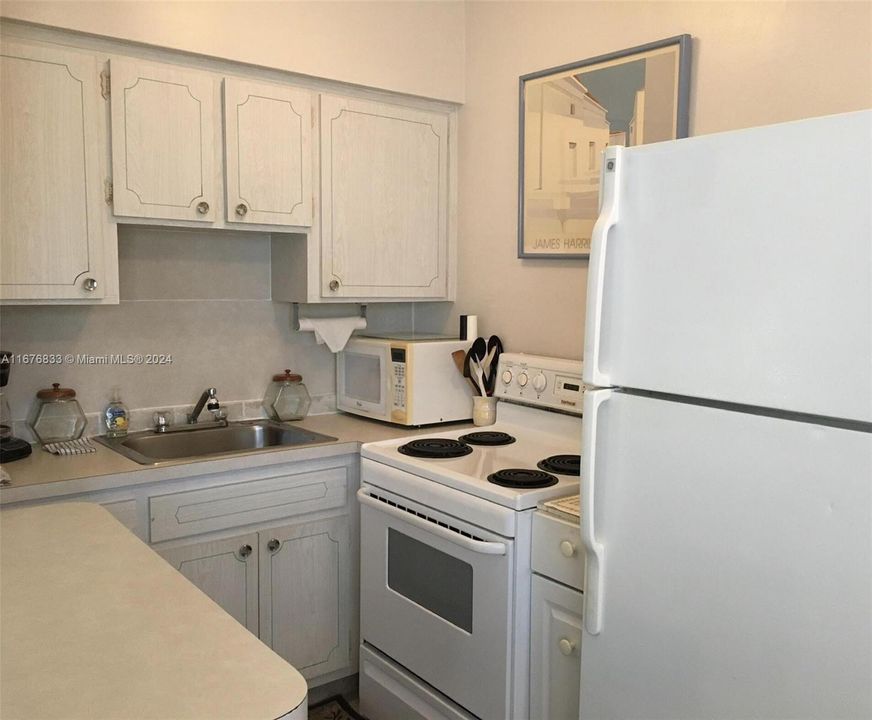 For Sale: $355,000 (1 beds, 1 baths, 430 Square Feet)